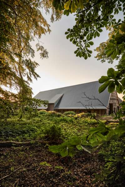 Schöne Dachkonstruktionen werden mit Pfannenblechen zum Leben erweckt, Gut Godderstorf, 23779 Neukirchen